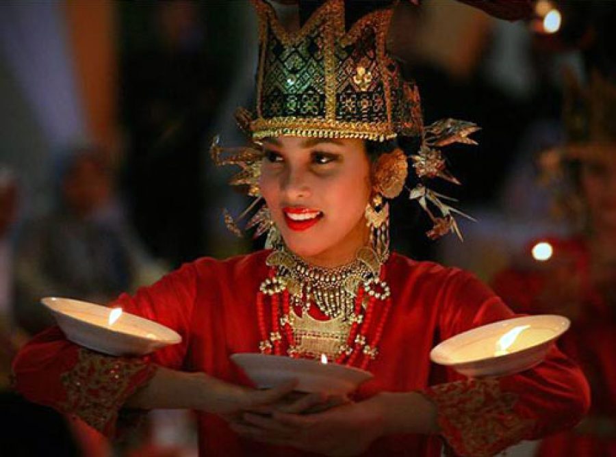 Tari Piring : Sejarah, Fungsi, Busana, Keunikan beserta Penjelasannya