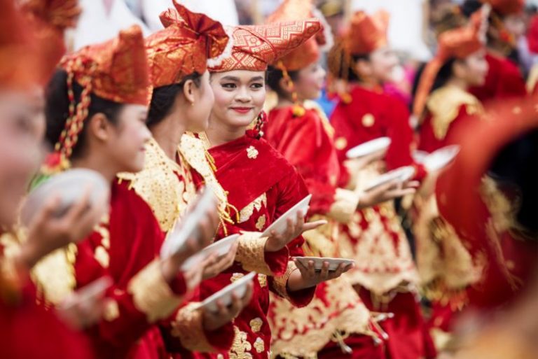 Tari Piring : Sejarah, Fungsi, Busana, Keunikan beserta Penjelasannya