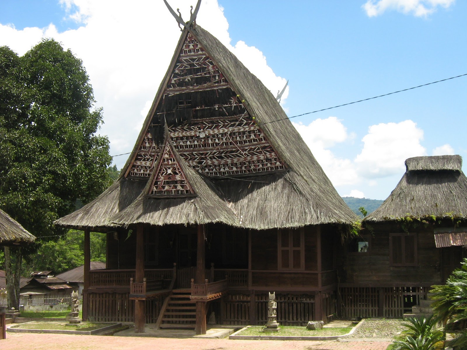Rumah Adat Sumatera Utara Nama, Filosofi, Ciri Khas
